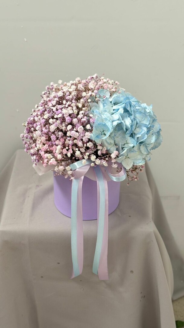Коробочка из голубой гортензии и гипсофилы, артикул F1450765 - 2200 рублей, доставка по городу. Flawery - доставка цветов