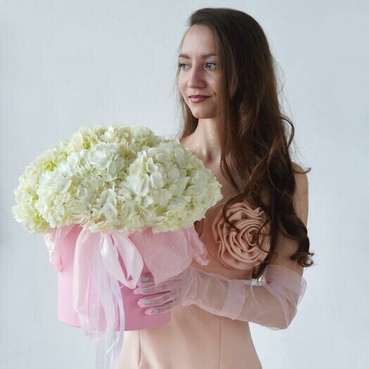 Коробка из 7 белых гортензий, артикул F1465351 - 4000 рублей, доставка по городу. Flawery - доставка цветов