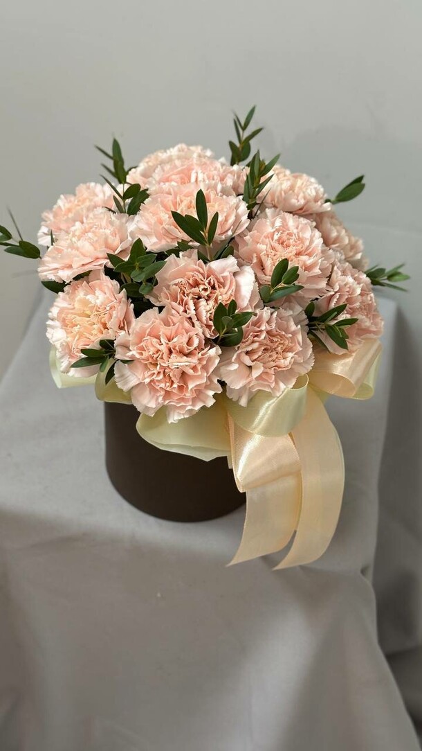 Нежный диантус с эвкалиптом  в шляпной коробке, артикул F1480345 - 2600 рублей, доставка по городу. Flawery - доставка цветов