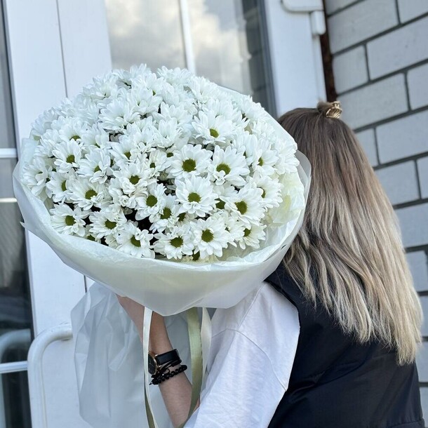 Монобукет из 15 ромашковых хризантем🤍, артикул F1481071 - 5250 рублей, доставка по городу. Flawery - доставка цветов