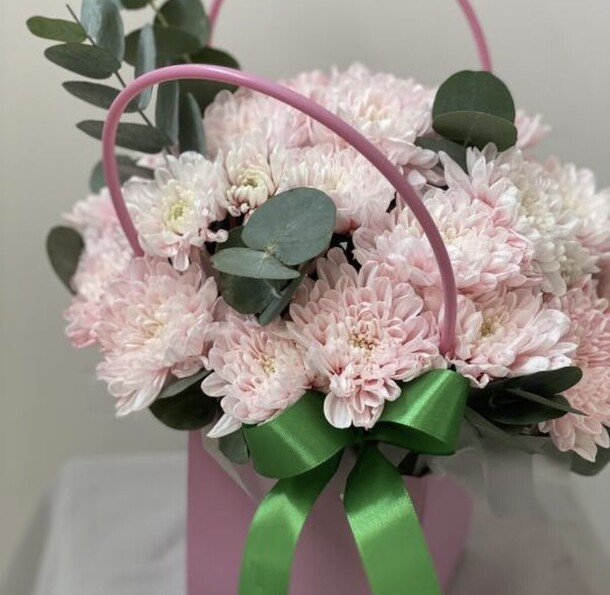 Сумочка из нежной хризантемы с эвкалиптом 🌸, артикул F1483040 - 2000 рублей, доставка по городу. Flawery - доставка цветов