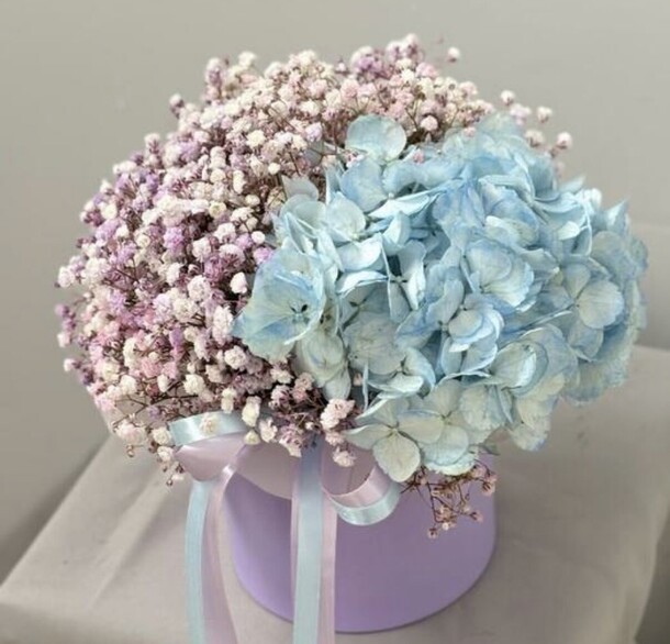 Коробчка из голубой гортензии и гипсофилы, артикул F1483044 - 2200 рублей, доставка по городу. Flawery - доставка цветов