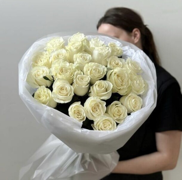 Монобукет из 25 белых роз, артикул F1483069 - 7000 рублей, доставка по городу. Flawery - доставка цветов