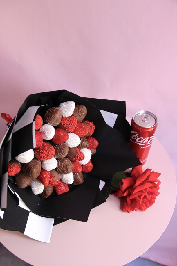 Клубника в шоколаде, артикул F1283513 - 7500 рублей, доставка по городу. Flawery - доставка цветов