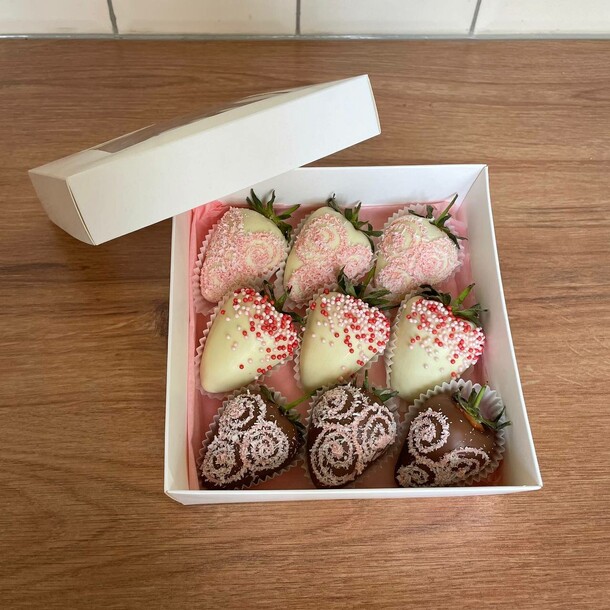 Клубника в шоколаде 9 шт, артикул F1283944 - 2100 рублей, доставка по городу. Flawery - доставка цветов