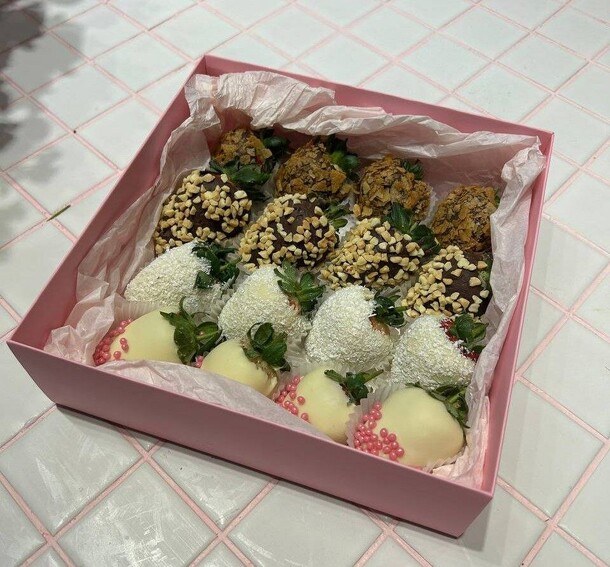 Клубника в шоколаде, артикул F1304804 - 3570 рублей, доставка по городу. Flawery - доставка цветов