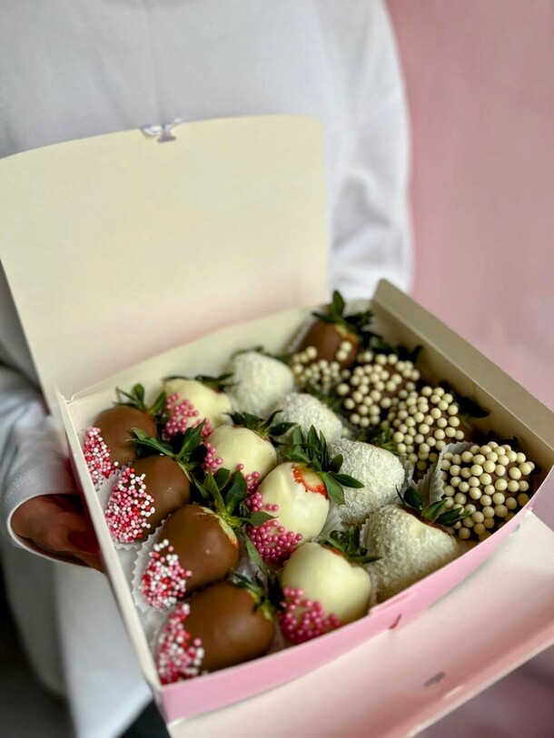 Клубника в шоколаде, артикул F1306651 - 3540 рублей, доставка по городу. Flawery - доставка цветов