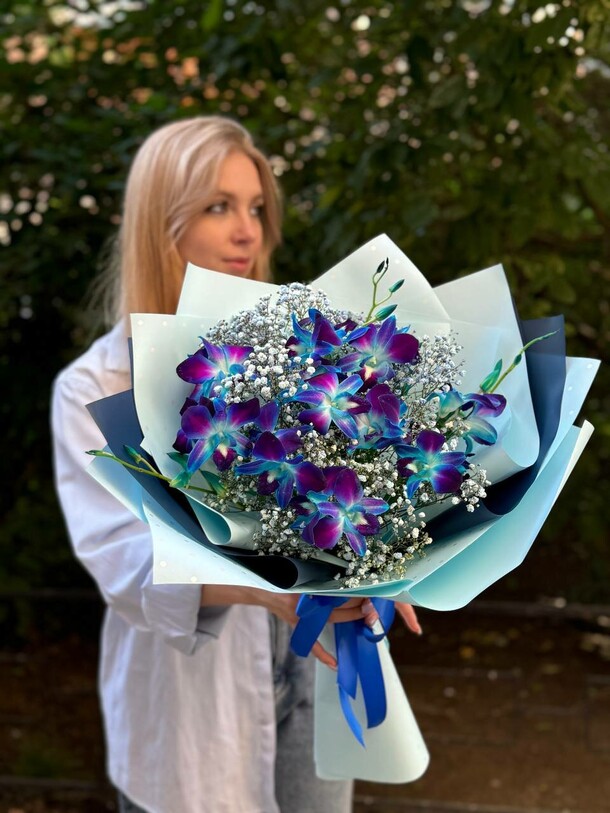 Космический дендробиум с гипсофилой, артикул F1319876 - 3900 рублей, доставка по городу. Flawery - доставка цветов