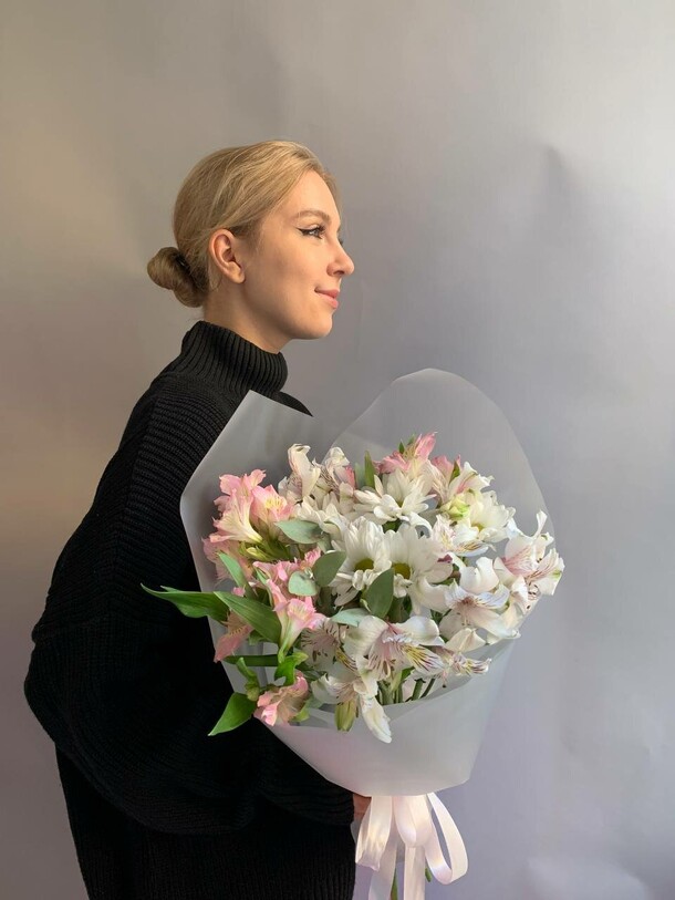 Нежный букет из альстромерии, артикул F1323099 - 3200 рублей, доставка по городу. Flawery - доставка цветов