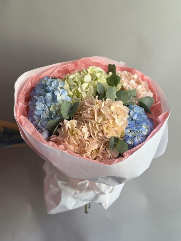 Букет гортензии и эвкалипта микс, артикул F1323116 - 7200 рублей, доставка по городу. Flawery - доставка цветов