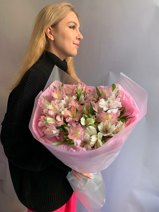 Букет из альстромерии, артикул F1394508 - 3500 рублей, доставка по городу. Flawery - доставка цветов