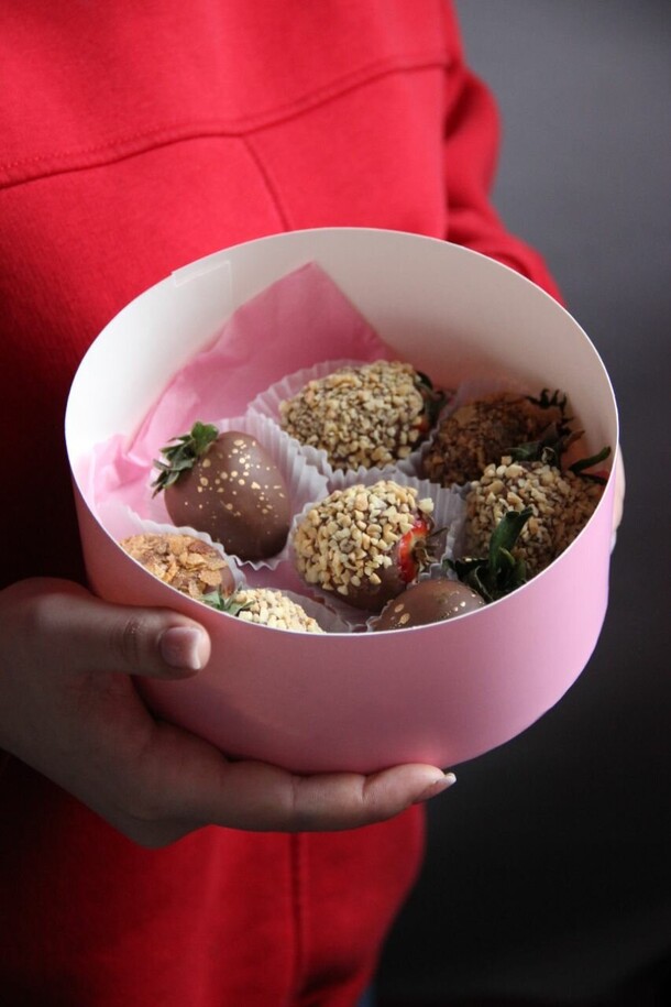 Клубника в шоколаде 8 шт, артикул F1394927 - 2100 рублей, доставка по городу. Flawery - доставка цветов