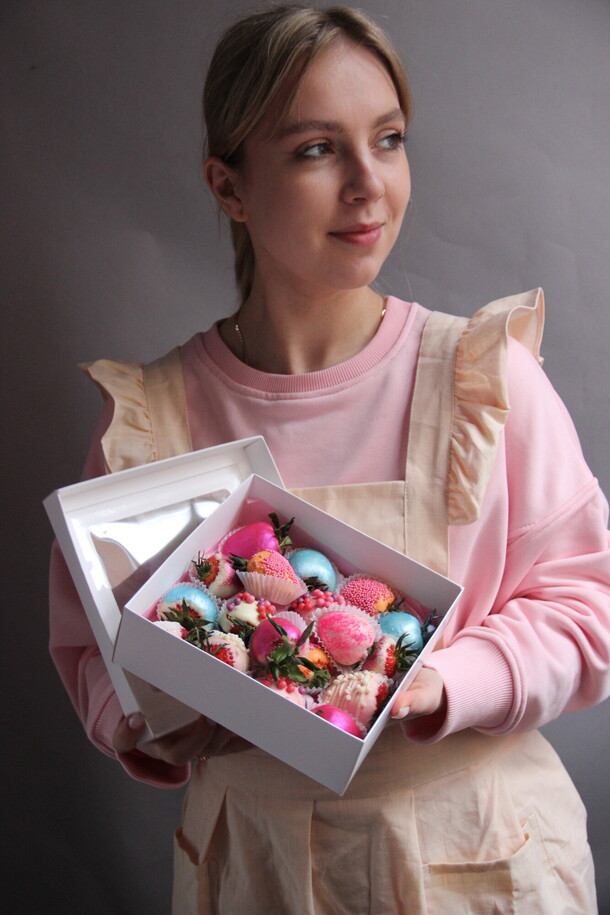 Клубника в шоколаде "яркое лукошко", артикул F1402791 - 4200 рублей, доставка по городу. Flawery - доставка цветов