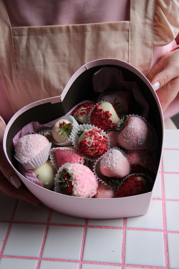 Клубника в шоколаде "сердце", артикул F1402802 - 4410 рублей, доставка по городу. Flawery - доставка цветов