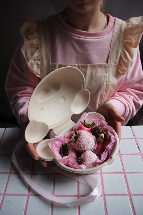 Клубника в шоколаде с мишкой, артикул F1402850 - 1900 рублей, доставка по городу. Flawery - доставка цветов