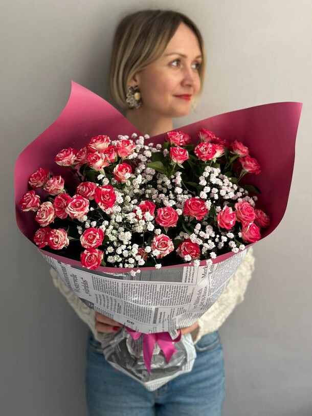 Кустовые роз с гипсофилой, артикул F1454269 - 3500 рублей, доставка по городу. Flawery - доставка цветов