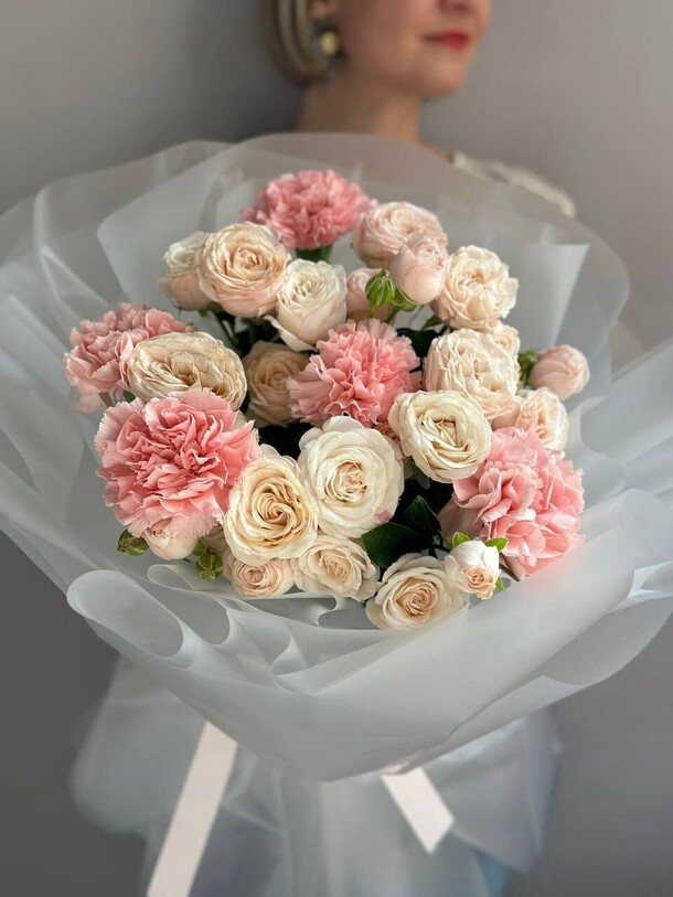 Кустовые розы с гортензиями, артикул F1454282 - 2990 рублей, доставка по городу. Flawery - доставка цветов