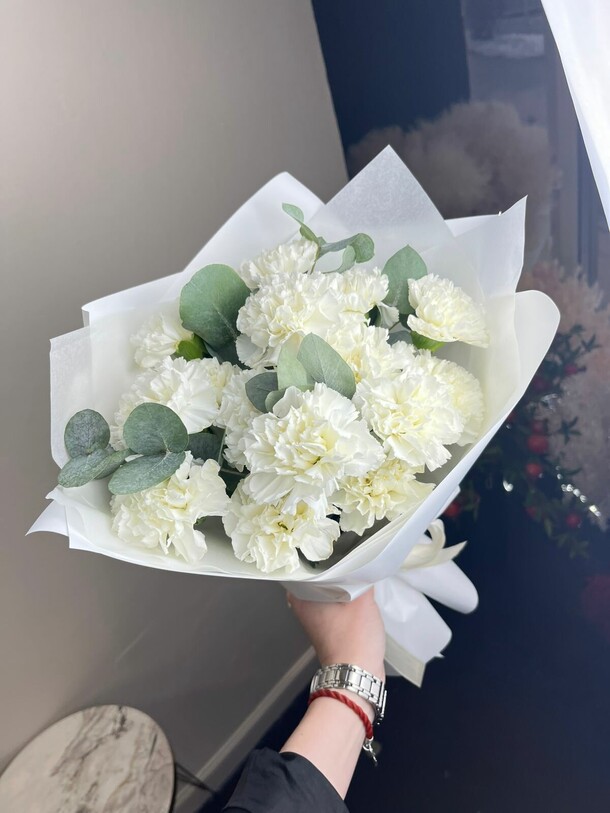 Нежные белые диантусы с эвкалиптом, артикул F1362270 - 3990 рублей, доставка по городу. Flawery - доставка цветов