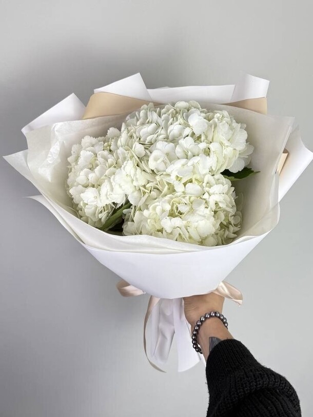Три белые гортензии в стильной упаковке, артикул F1411281 - 3300 рублей, доставка по городу. Flawery - доставка цветов