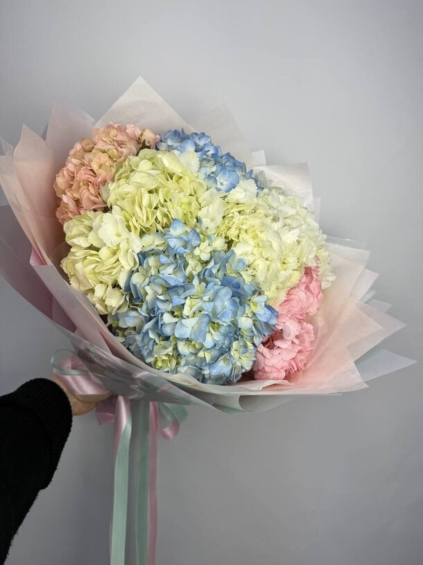 9 гортензий микс в упаковке, артикул F1411294 - 9450 рублей, доставка по городу. Flawery - доставка цветов