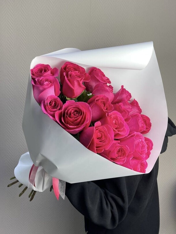 19 ярких малиновых роз в упаковке, артикул F1415908 - 6220 рублей, доставка по городу. Flawery - доставка цветов