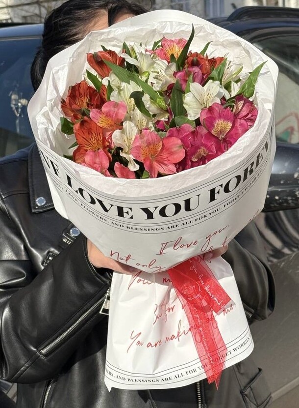 9 альстромерий в стильной упаковке, артикул F1435851 - 2999 рублей, доставка по городу. Flawery - доставка цветов