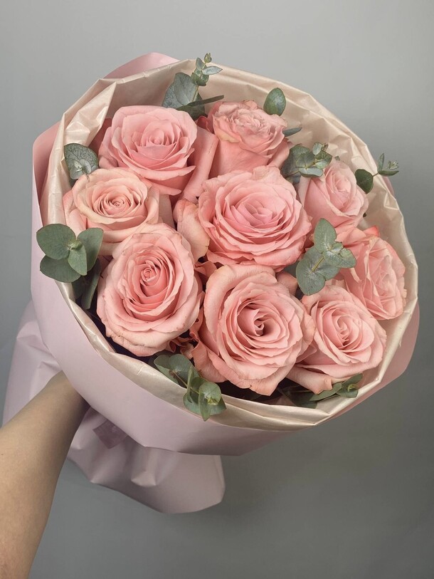 9 нежных роз с эвкалиптом, артикул F1509490 - 3990 рублей, доставка по городу. Flawery - доставка цветов