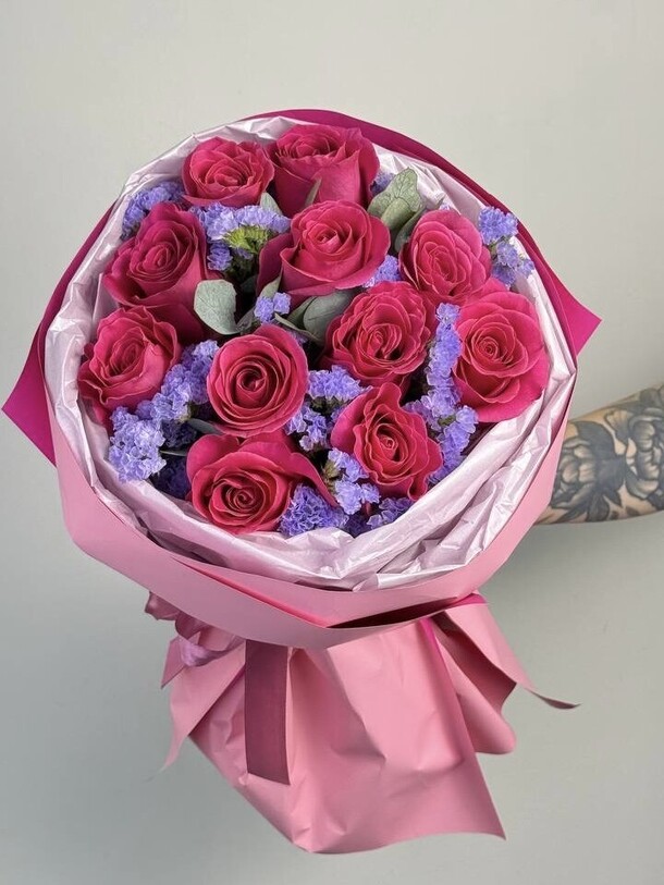 11 ярких роз со стацией в упаковке, артикул F1509622 - 5490 рублей, доставка по городу. Flawery - доставка цветов