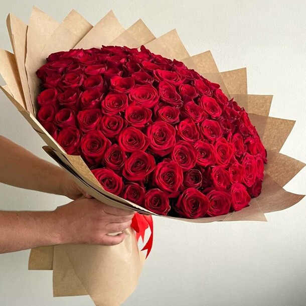 Букет из 101 красной розы 50см, артикул F1312651 - 22790 рублей, доставка по городу. Flawery - доставка цветов