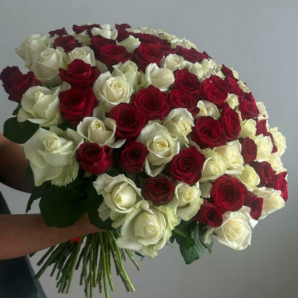 Укет из 101 разноцветной розы 60см, артикул F1312652 - 29790 рублей, доставка по городу. Flawery - доставка цветов