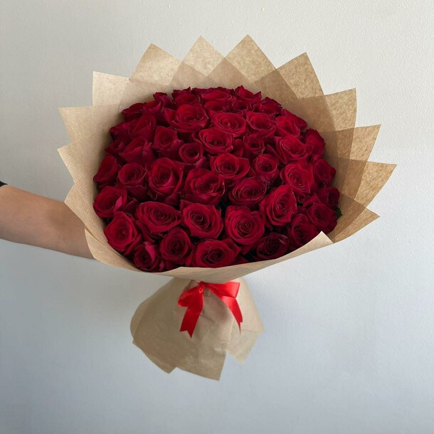Большой монобукет из 51 красной розы в крафте 50см, артикул F1312953 - 12790 рублей, доставка по городу. Flawery - доставка цветов