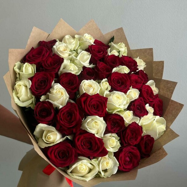 Большой букет из 55 красных и белых роз в крафте, артикул F1312992 - 16700 рублей, доставка по городу. Flawery - доставка цветов