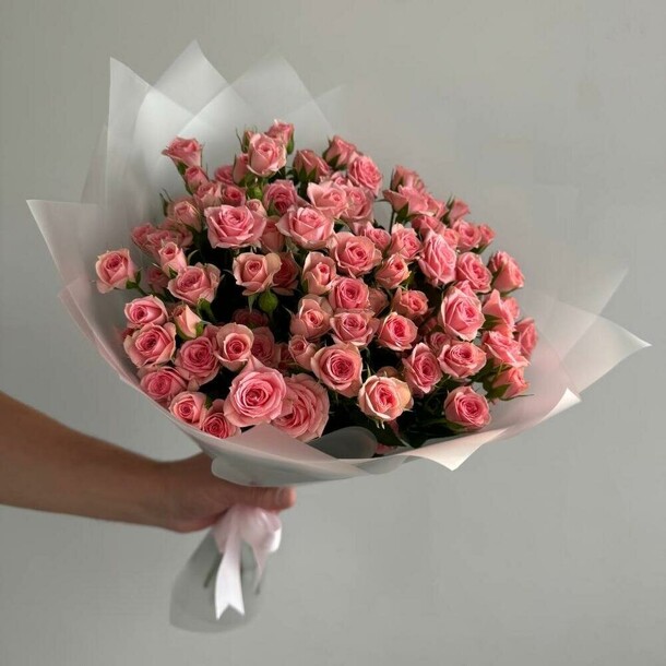 19 кустовых розовых роз в белой упаковке, артикул F1316549 - 5796 рублей, доставка по городу. Flawery - доставка цветов