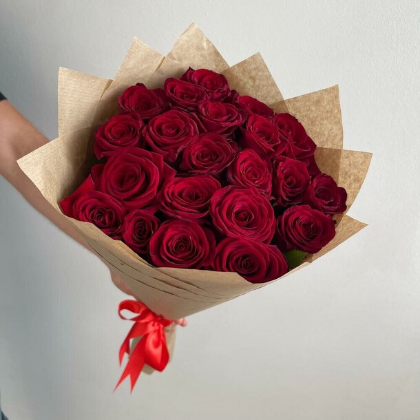 Красные розы в крафте, артикул F1316554 - 4790 рублей, доставка по городу. Flawery - доставка цветов