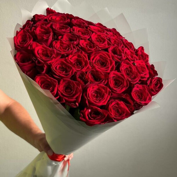 Красные розы 51шт 70см, артикул F1316592 - 14790 рублей, доставка по городу. Flawery - доставка цветов