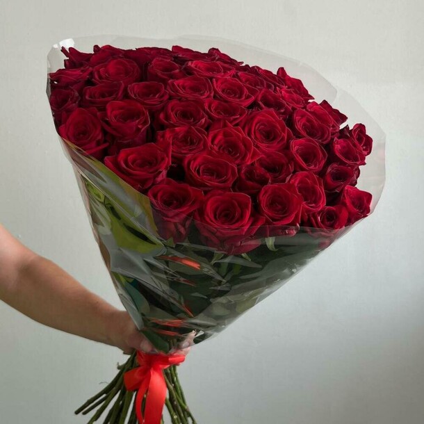 Красные розы 51шт 70см, артикул F1316594 - 9900 рублей, доставка по городу. Flawery - доставка цветов