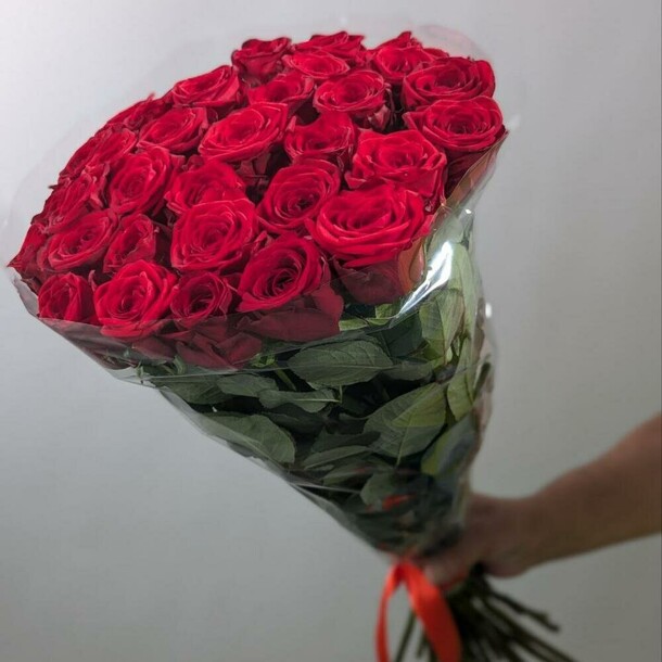 Красные розы 31шт 70см, артикул F1316597 - 8790 рублей, доставка по городу. Flawery - доставка цветов