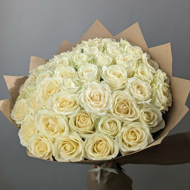 Розы белые 51шт 60см, артикул F1316599 - 13790 рублей, доставка по городу. Flawery - доставка цветов