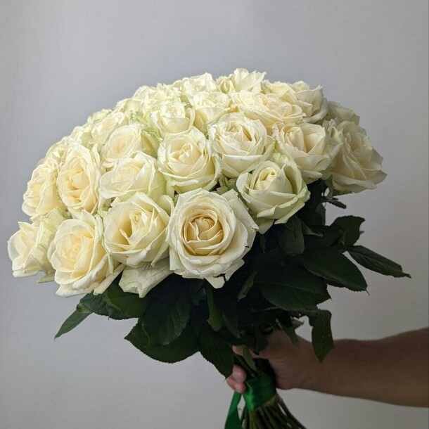 Розы белые 41шт 60см, артикул F1316605 - 9790 рублей, доставка по городу. Flawery - доставка цветов