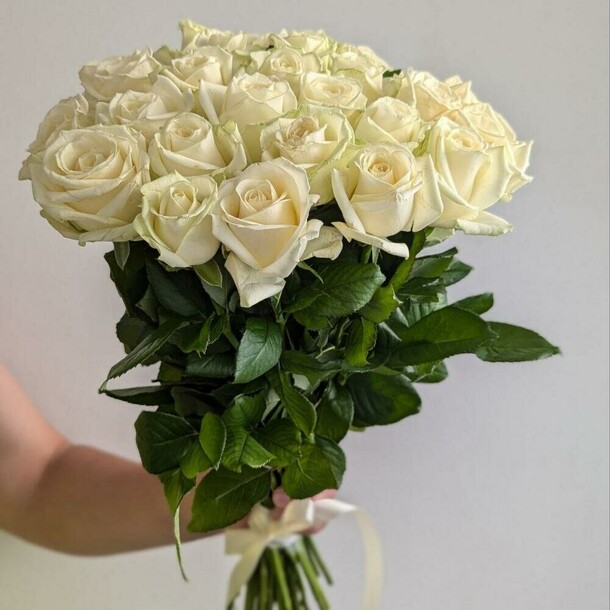 Розы белые 31шт 50см, артикул F1316610 - 7390 рублей, доставка по городу. Flawery - доставка цветов