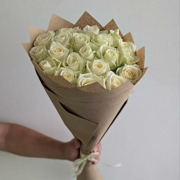 Розы белые 21шт 50см, артикул F1316617 - 5990 рублей, доставка по городу. Flawery - доставка цветов