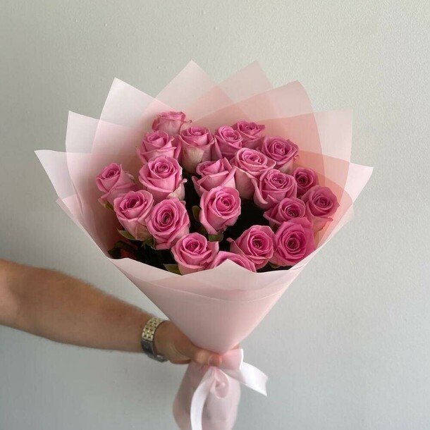 Розы розовые 21шт 50см, артикул F1316638 - 5191 рублей, доставка по городу. Flawery - доставка цветов