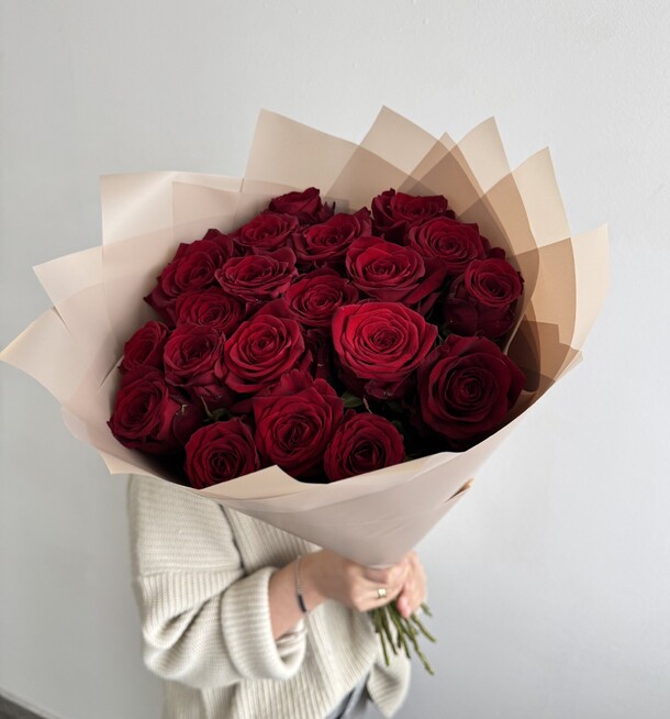 Красные розы 21шт 70см, артикул F1316651 - 5790 рублей, доставка по городу. Flawery - доставка цветов