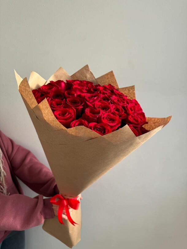 Красные розы 31шт 60см в крафте, артикул F1318792 - 8390 рублей, доставка по городу. Flawery - доставка цветов