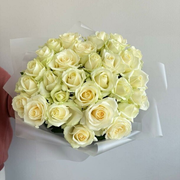 Нежные белые розы 31шт 60см, артикул F1321873 - 8390 рублей, доставка по городу. Flawery - доставка цветов