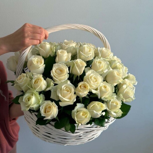 Корзина из 51 белой розы, артикул F1321901 - 17790 рублей, доставка по городу. Flawery - доставка цветов
