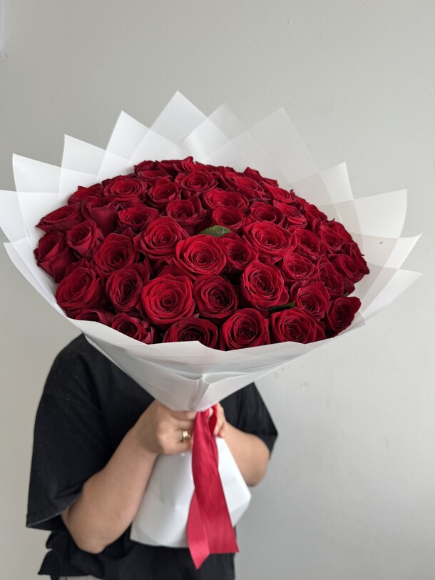 51 красная роза, артикул F1463716 - 12790 рублей, доставка по городу. Flawery - доставка цветов