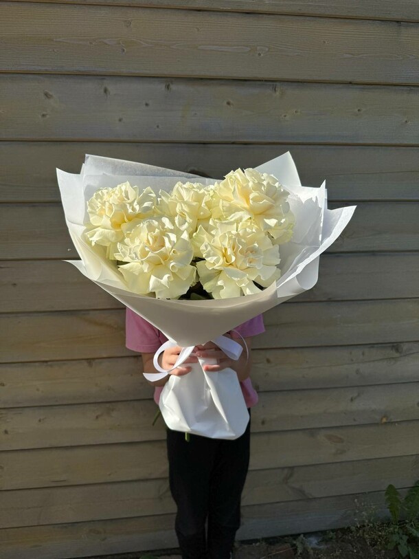 5 французских белых роз, артикул F1330688 - 2904 рублей, доставка по городу. Flawery - доставка цветов