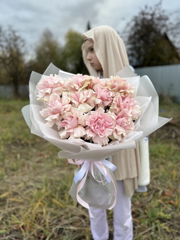 11 французских розовых роз, артикул F1335743 - 5400 рублей, доставка по городу. Flawery - доставка цветов