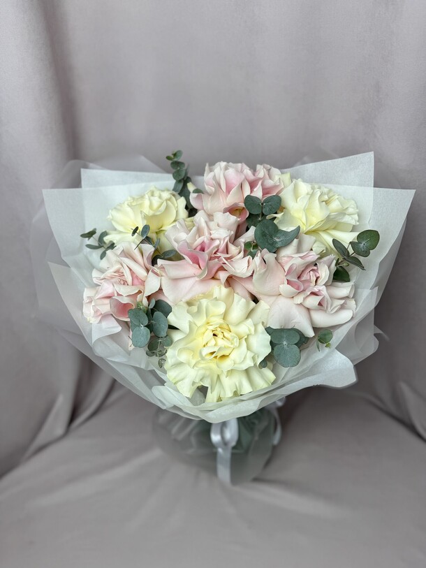 Ажурные розы с эвкалиптом, артикул F1342093 - 4378 рублей, доставка по городу. Flawery - доставка цветов